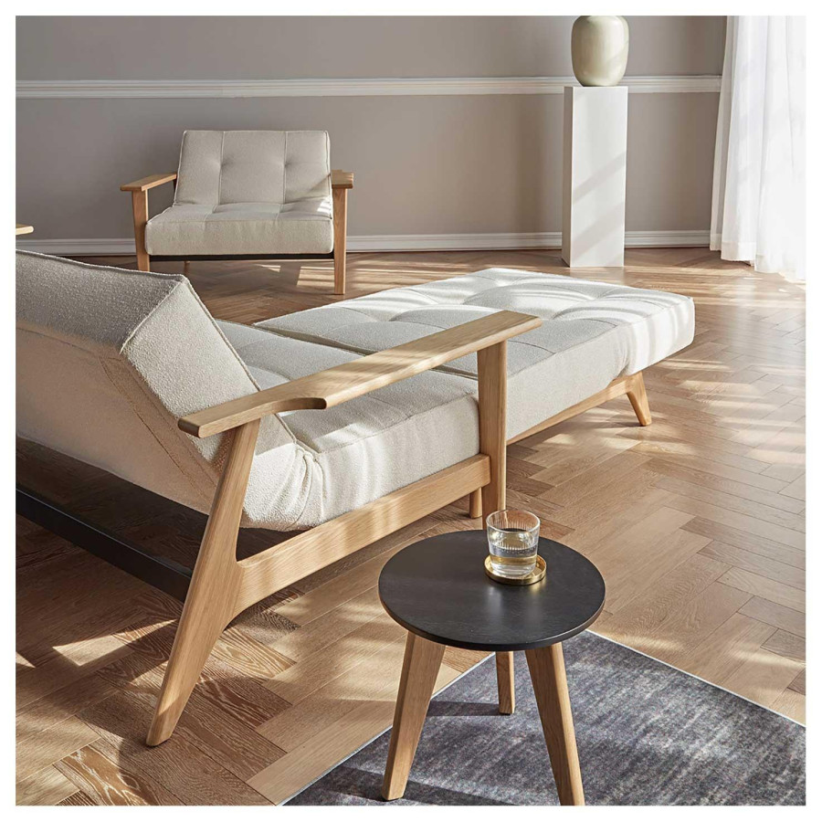 Fotelj Splitback Frej z lesenimi rokonasloni in fotelj Splitback Eik, preoblikovan v ležeč položaj