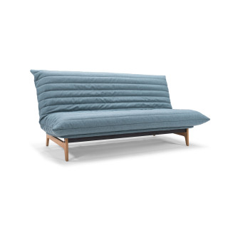 Aslak Quiltus Sofa Bed v tkanini 525 Mixed Dance Light Blue – pogled pod kotom na skandinavski raztegljiv kavč z hrastovimi nogami