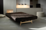 Aslak 140 Sofa Bed kot počivalnik v tkanini 358 Taura Chocco z elegantnimi hrastovimi nogami