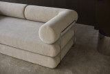 Detajl L-naslona in rokonaslona pri Circlus Daybed v tkanini Esina Almond