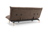 Colpus 140 Sofa Bed Quiltus v tkanini 411 Esina Brown z nogami v naravni barvi hrasta – zadnji pogled na kavč s prešito prevleko
