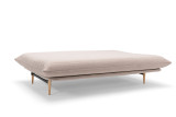 Colpus 140 Sofa Bed Quiltus v tkanini 612 Blida Sand Grey z nogami v naravni barvi hrasta – minimalistični danski raztegljivi kavč