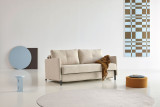 Cubed 160 Arms raztegljiv kavč z oblazinjenimi rokonasloni v minimalističnem ambientu – Innovation Living