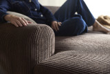 Tenksom Rund sedežna garnitura v tkanini Corduroy 600, udoben rokonaslon, detajl