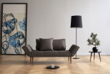 Zeal Daybed kot počivalnik z dvignjenim naslonom za roke, siva tkanina, temne Styletto noge