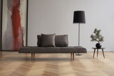 Zeal Daybed razprt v posteljo 70 × 200 cm, ravno ležišče in temne lesene noge Styletto