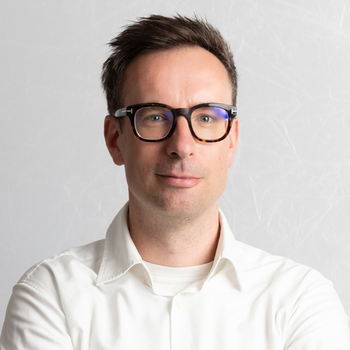 Domen Umnik, arhitekt in ustanovitelj Dom Ambient, v salonu v Ljubljani