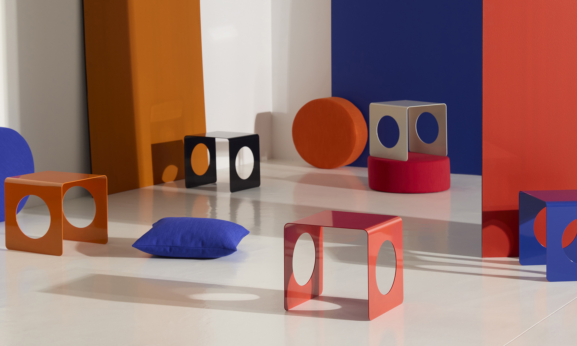 Geobau dekorativna mizica v različnih barvah