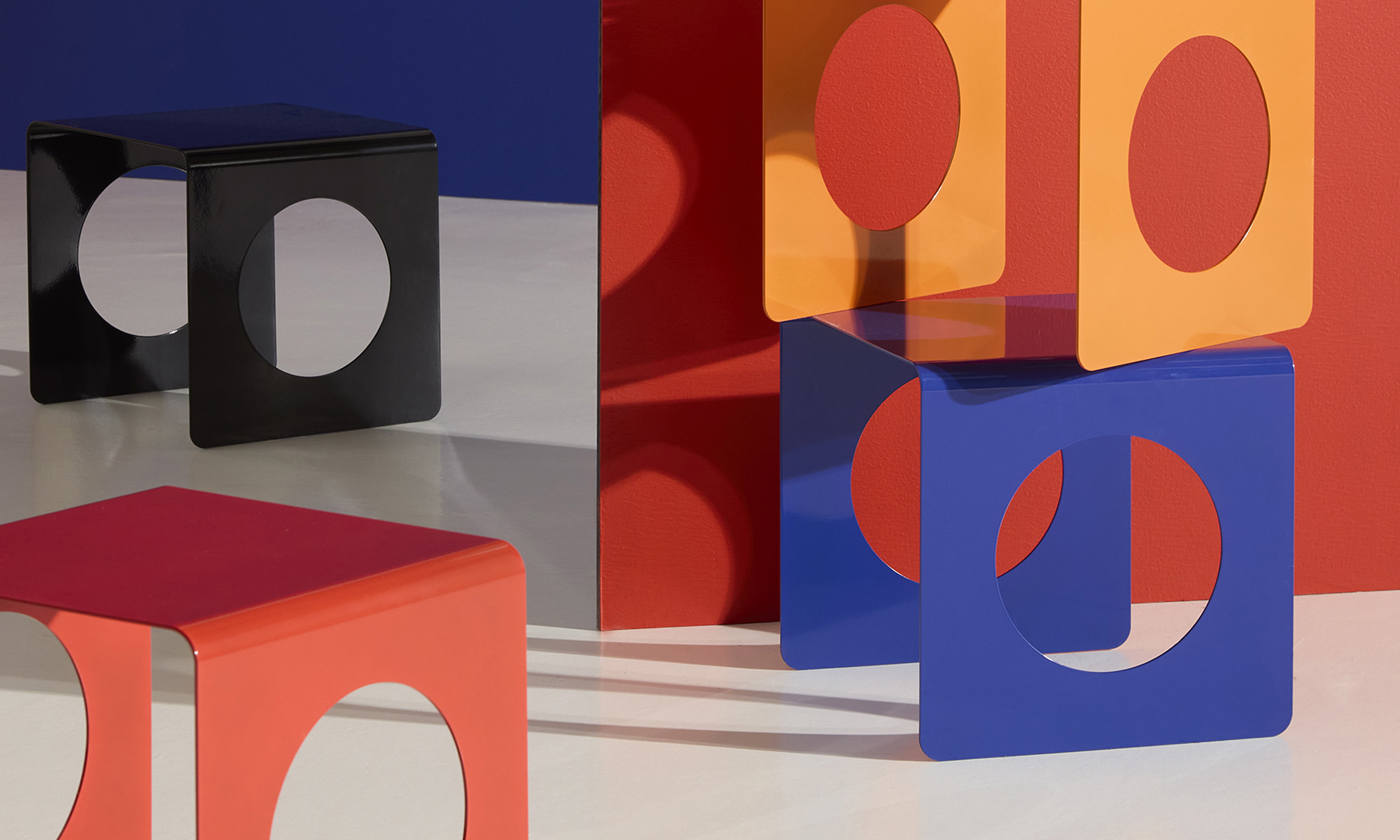 Geobau dekorativna mizica v različnih barvah