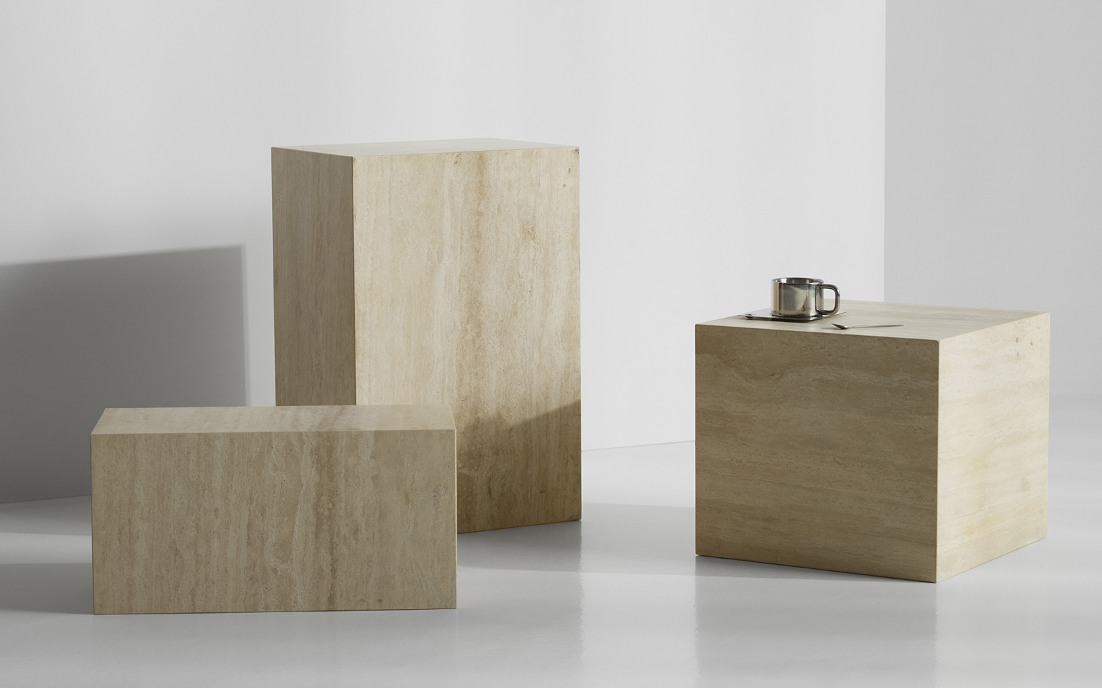 Travertina dekorativna mizica