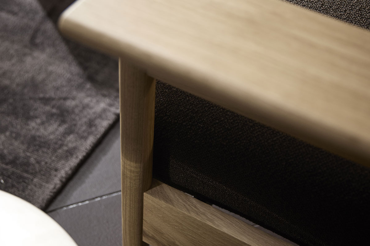Detajl masivnega hrastovega rokonaslona kavča Malloy Wood