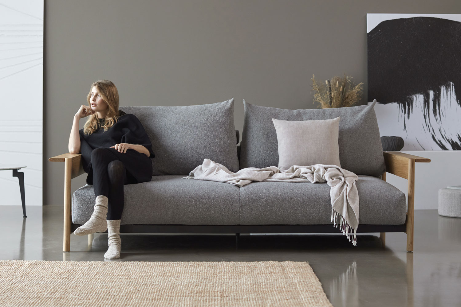 Malloy Wood raztegljivi kavč Innovation Living z masivnimi hrastovimi rokonasloni