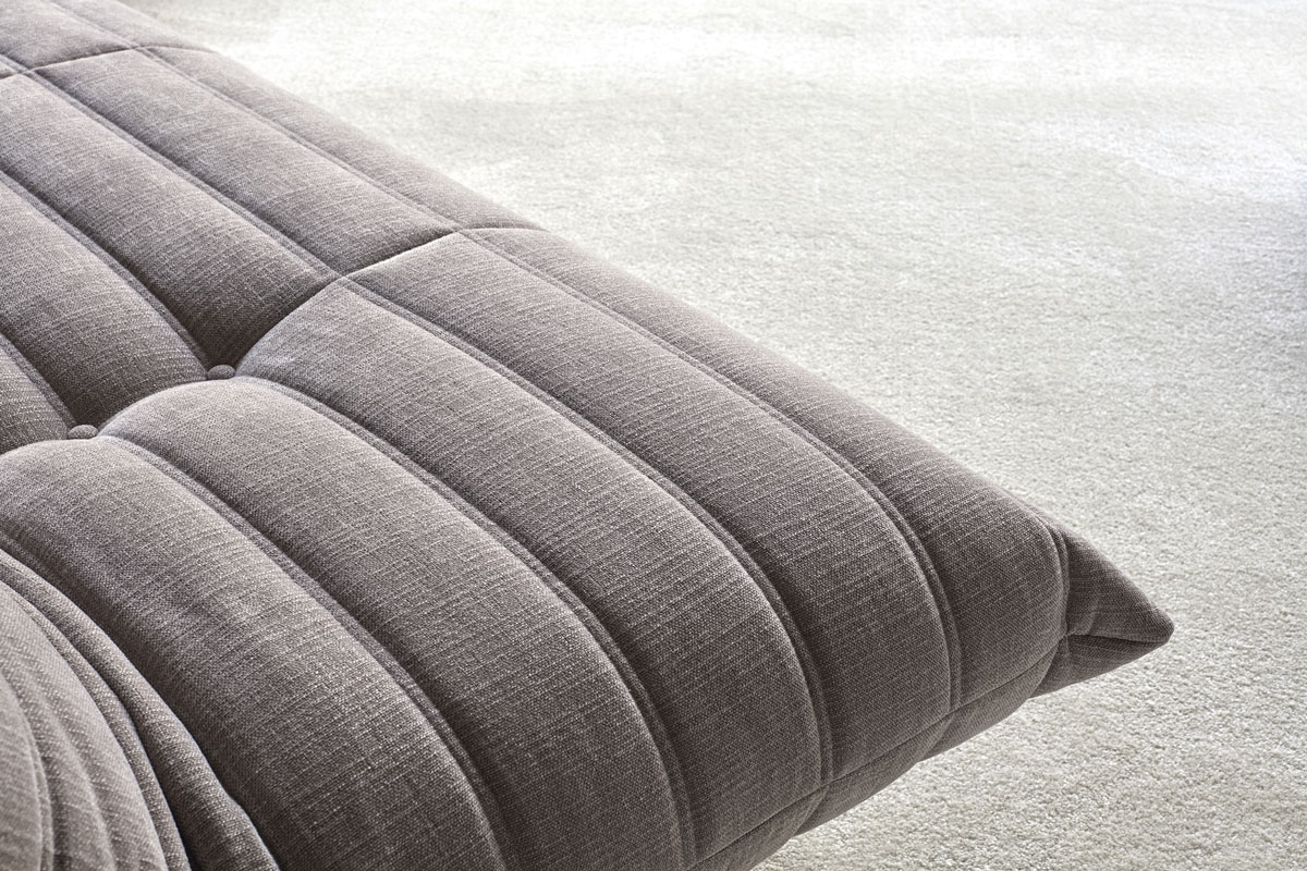 Mikunjo Chair kot del Mikunjo seta