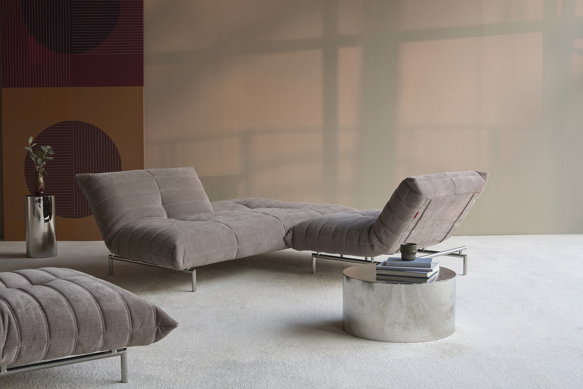 Mikunjo Sofa Bed kot eleganten raztegljiv kavč v sodobnem interierju