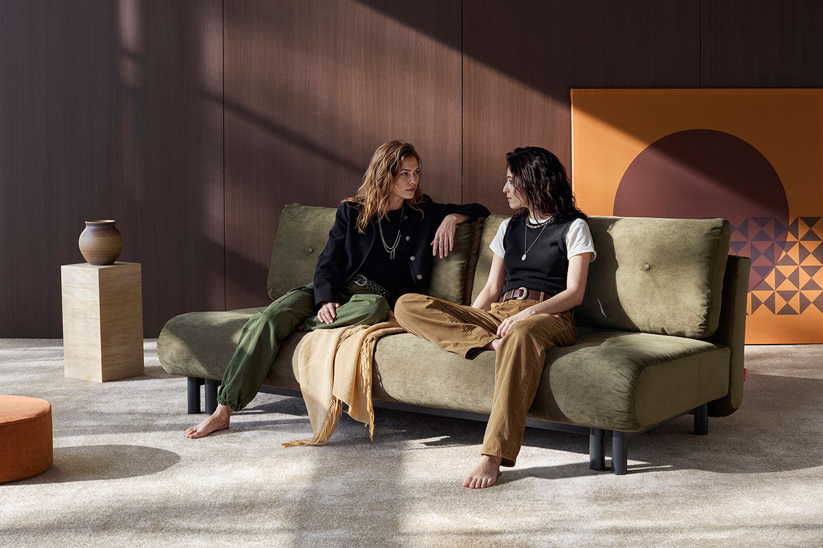 Nabli Sofa Bed kot zeleni raztegljiv kavč v sodobnem interierju