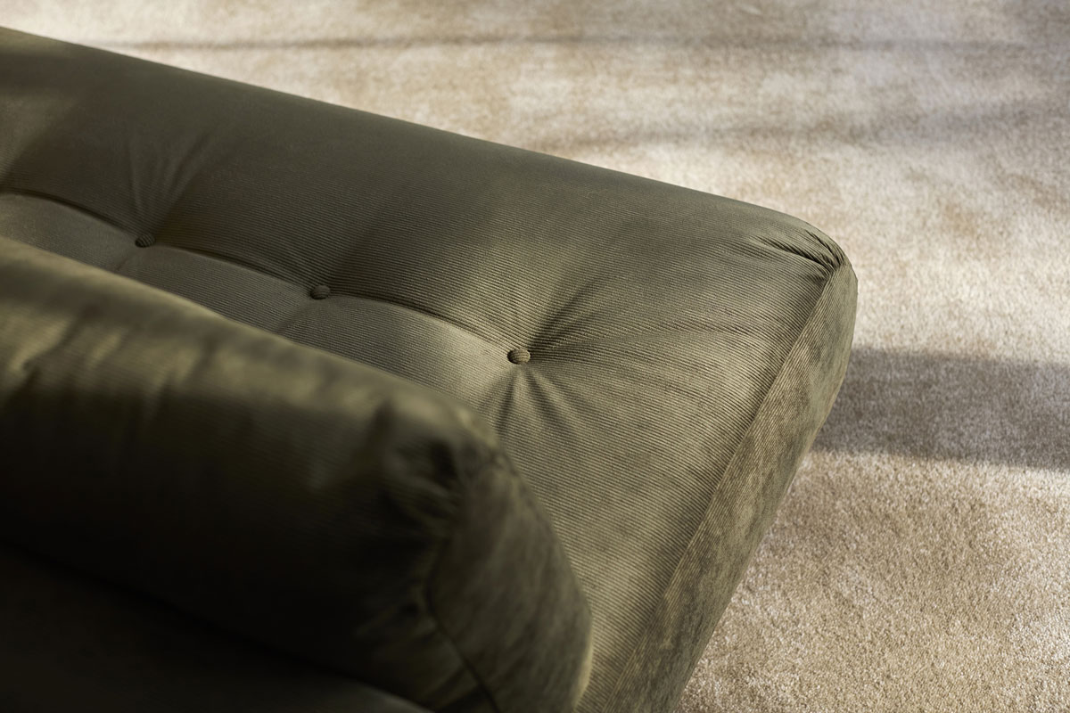 Nabli Sofa Bed detajl zelene tkanine z dekorativnimi gumbi