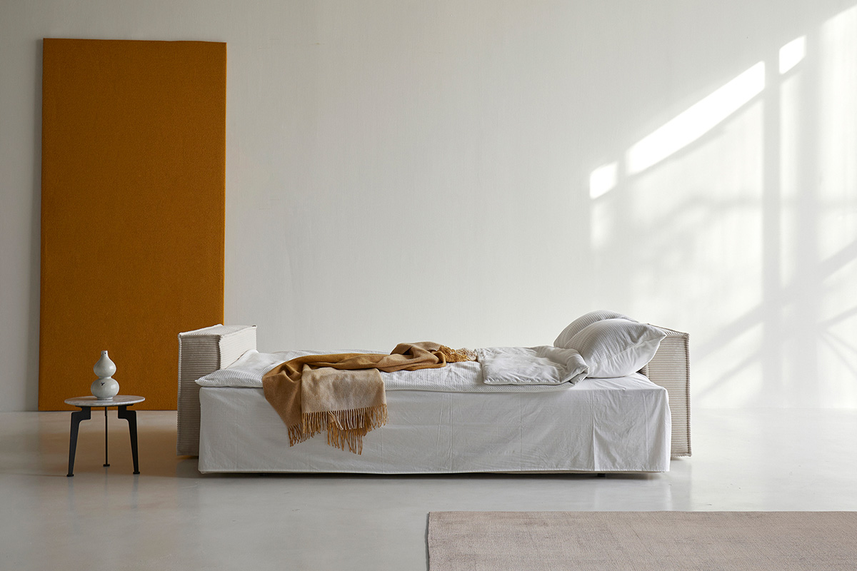 Newilla sofa bed raztegnjen v posteljo 145x200 v modernem prostoru