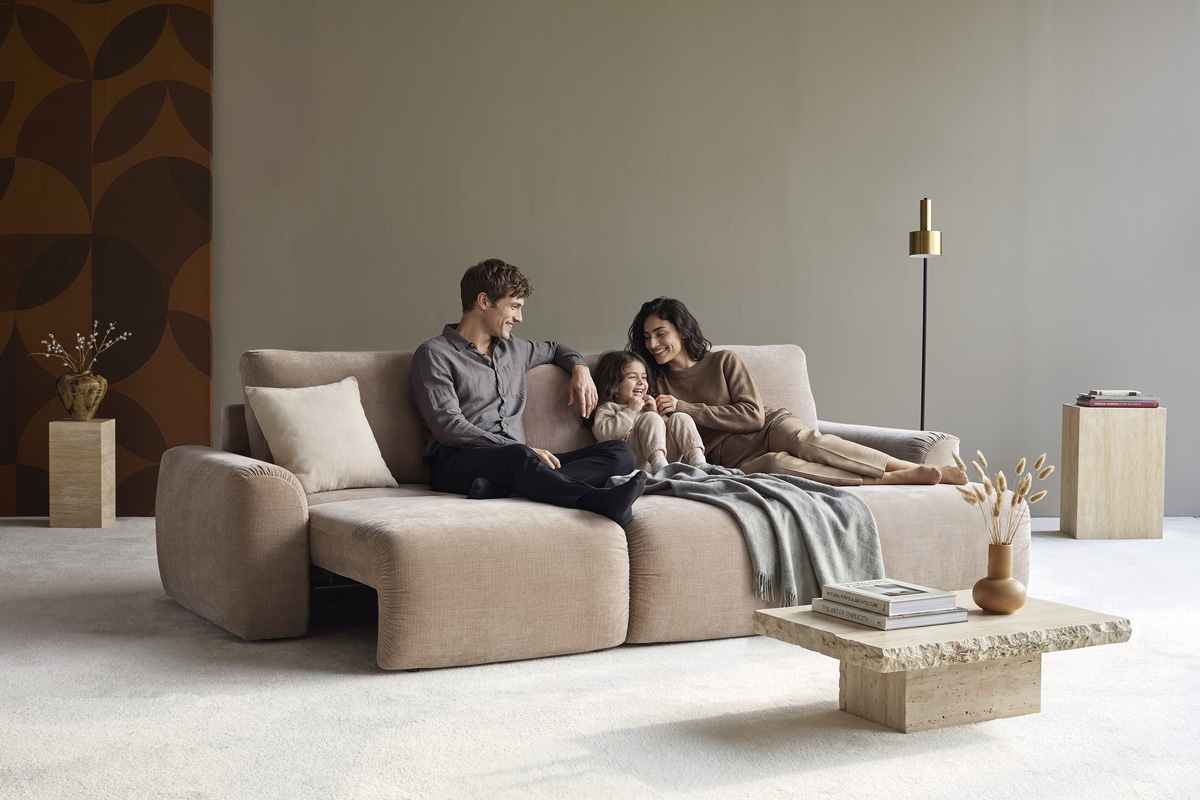 Norum Sofa Bed z ležalnikom raztegnjen v veliko ležišče 145x240 cm