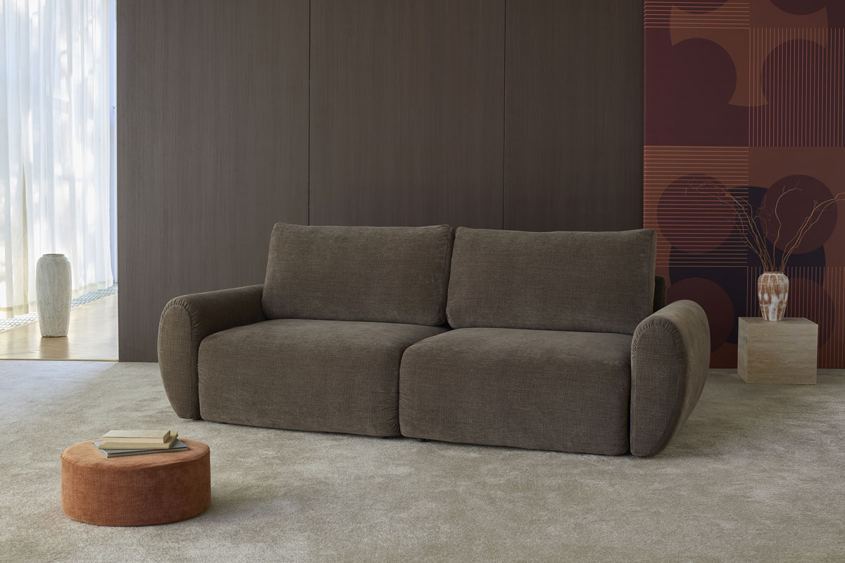 Norum Sofa Bed s Curve rokonasloni kot velik lounge kavč v sodobnem interierju