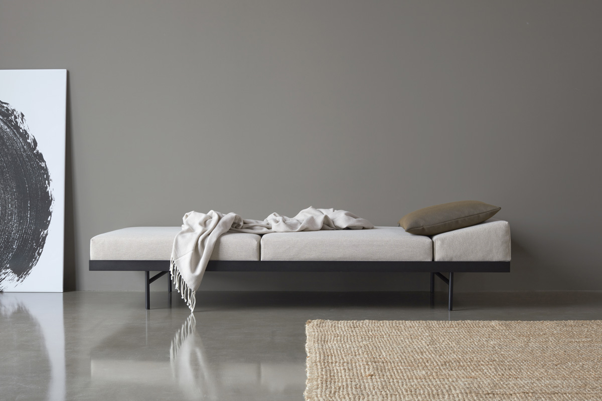 Puri Daybed razporejen kot ležišče z nizko silhueto