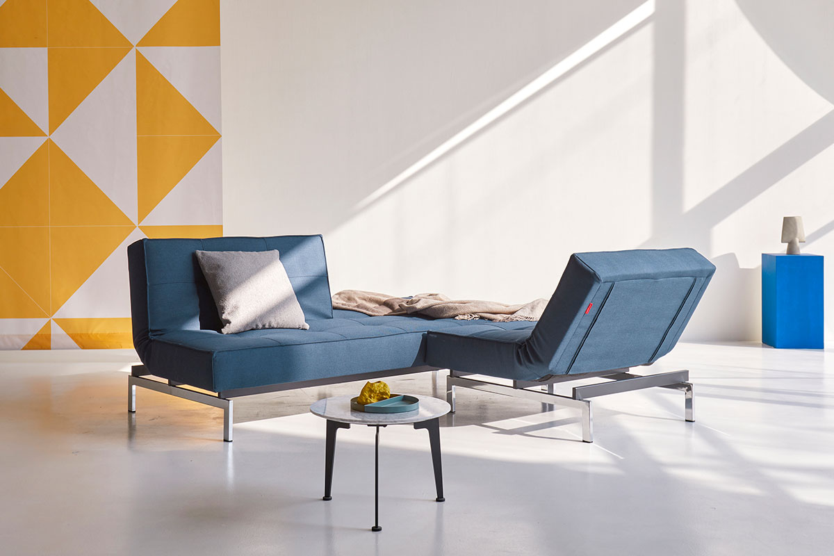 Kavč Splitback Chrome z obema polovicama naslona v vodoravnem položaju – ravno ležišče 210 x 115 cm