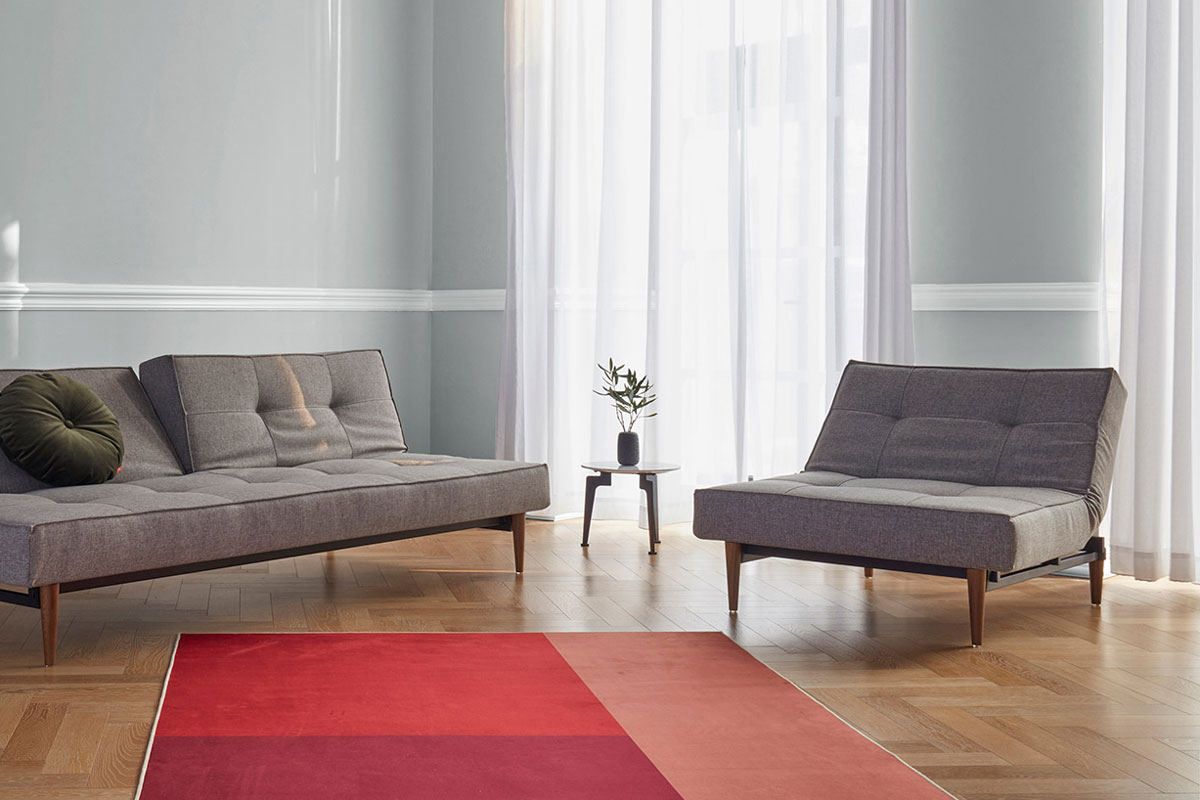 Fotelj in kavč Splitback Styletto v sivi tkanini v svetli dnevni sobi, modularna postavitev