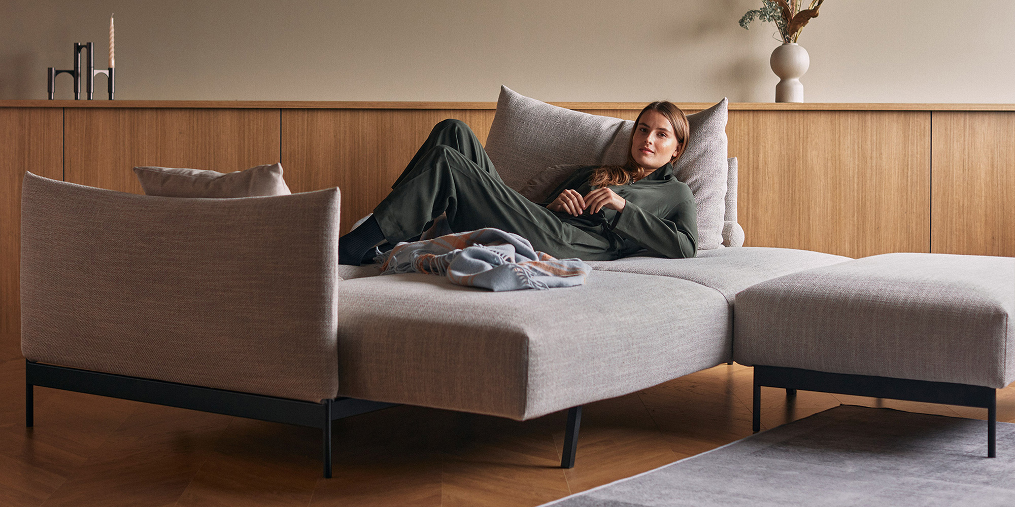 Raztegljiv kavč Malloy Sofa Bed in tabure v tkanini 579