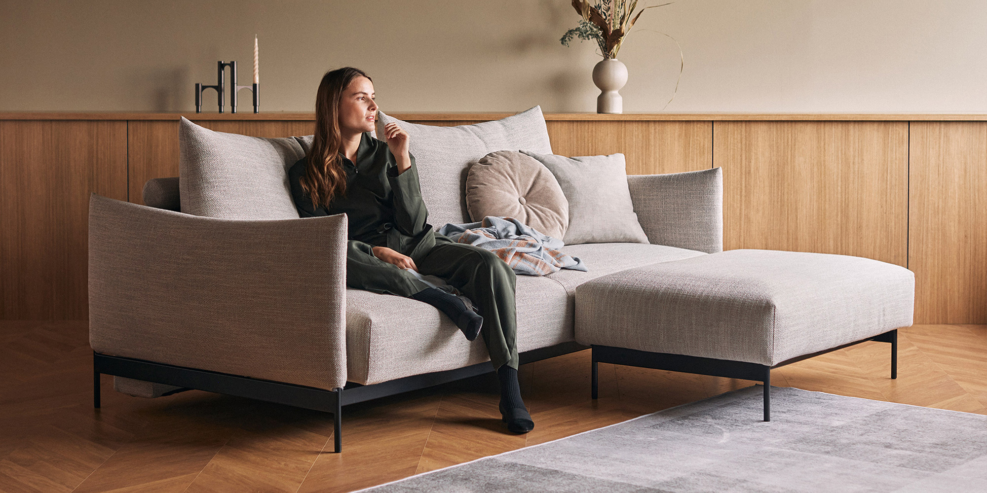 Raztegljiv kavč Malloy Sofa Bed in tabure v tkanini 579