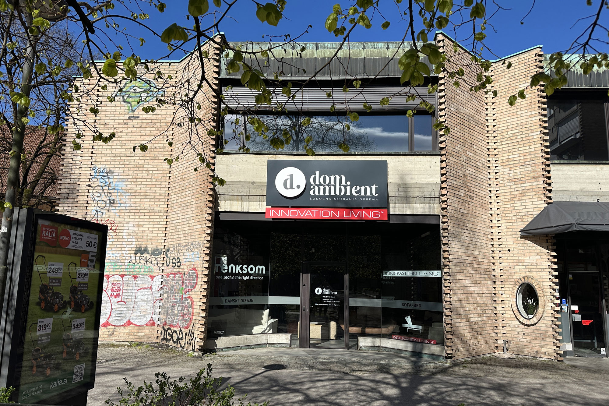 Vhod v salon raztegljivih kavčev Dom Ambient na Igri&scaron;ki ulici 5 v Ljubljani