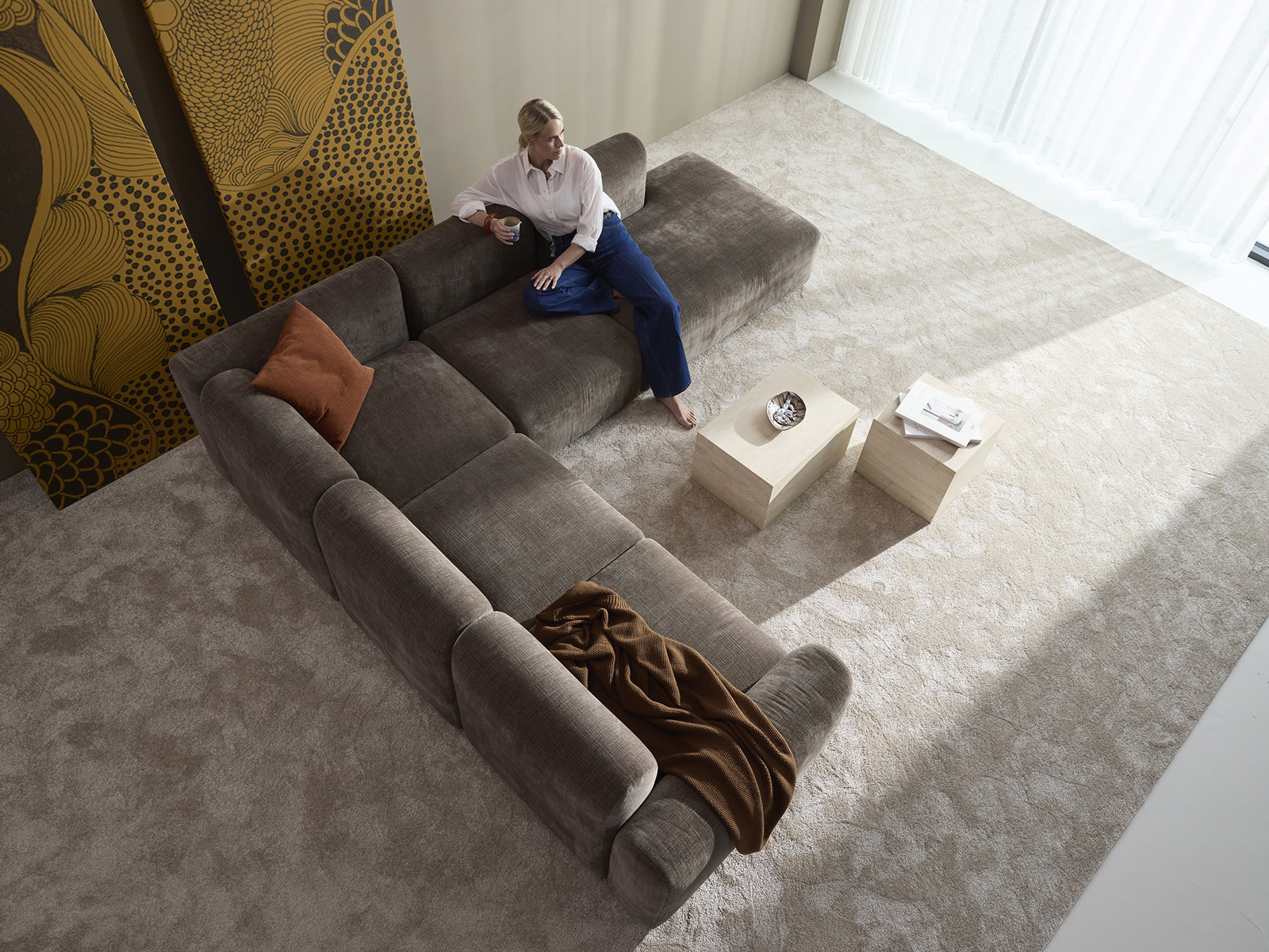 Tenksom sedežna garnitura v svetlem dnevnem prostoru