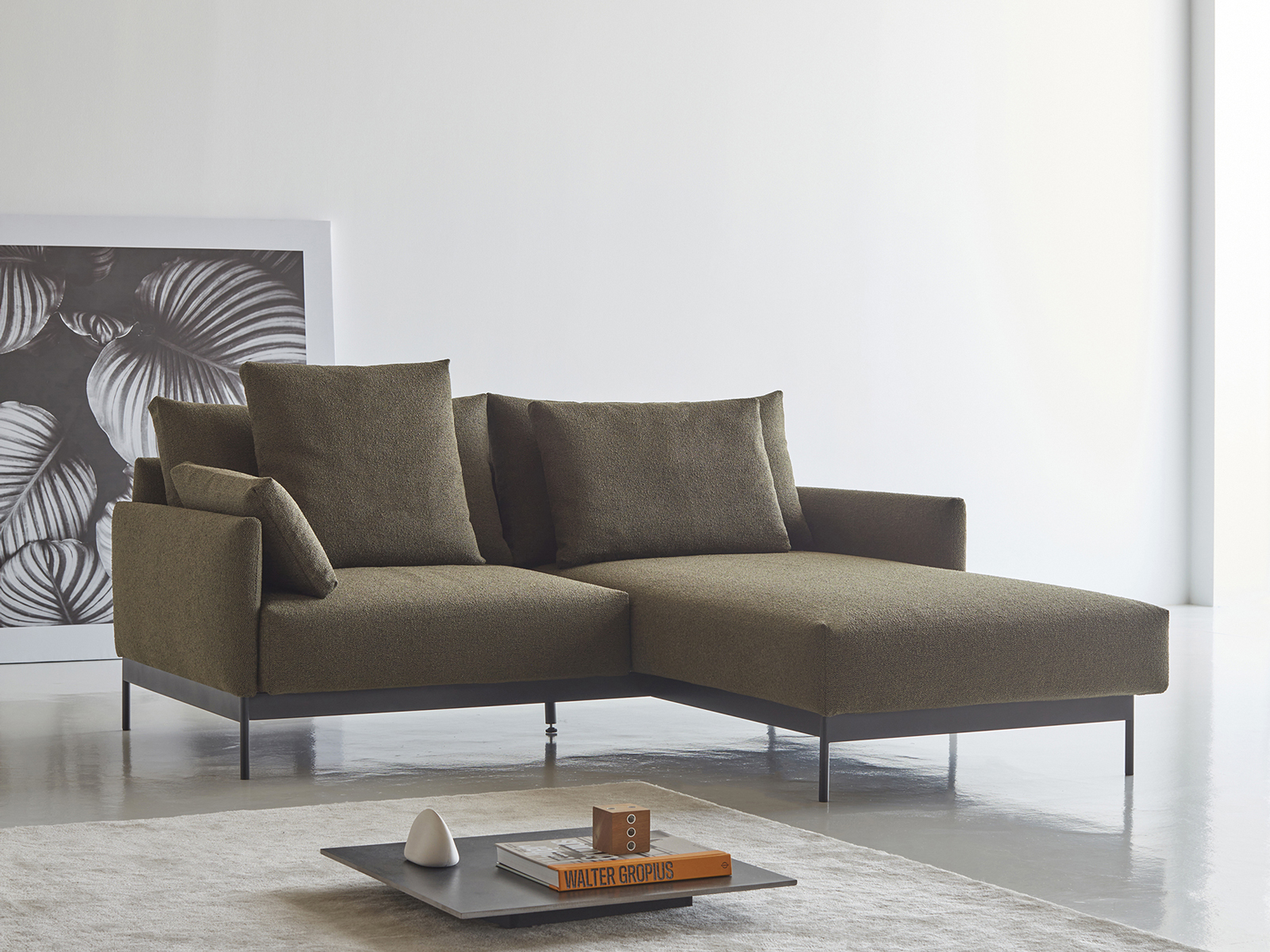 Topli terakotni odtenki in čiste linije kavča Tenksom