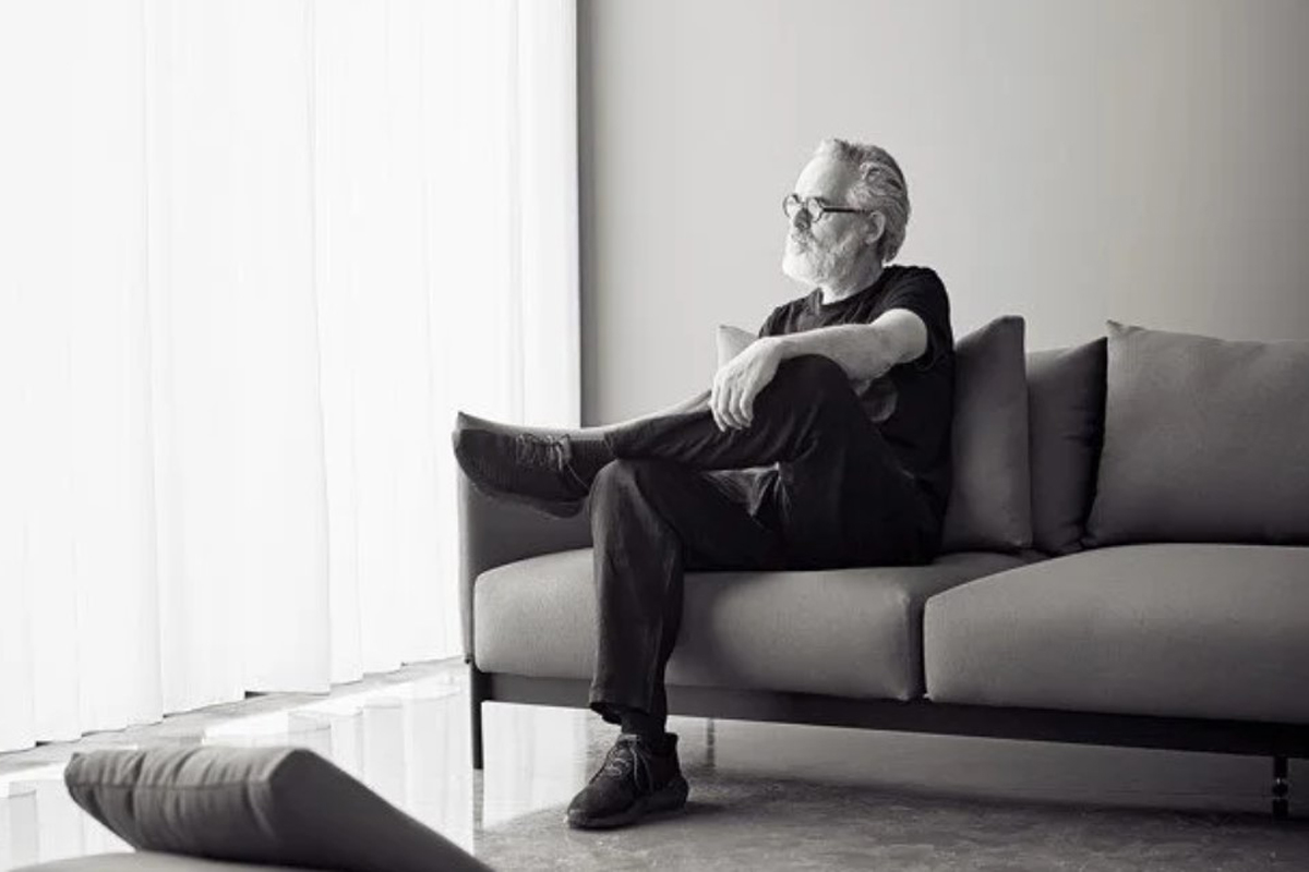 Per Weiss na kavču Tenksom