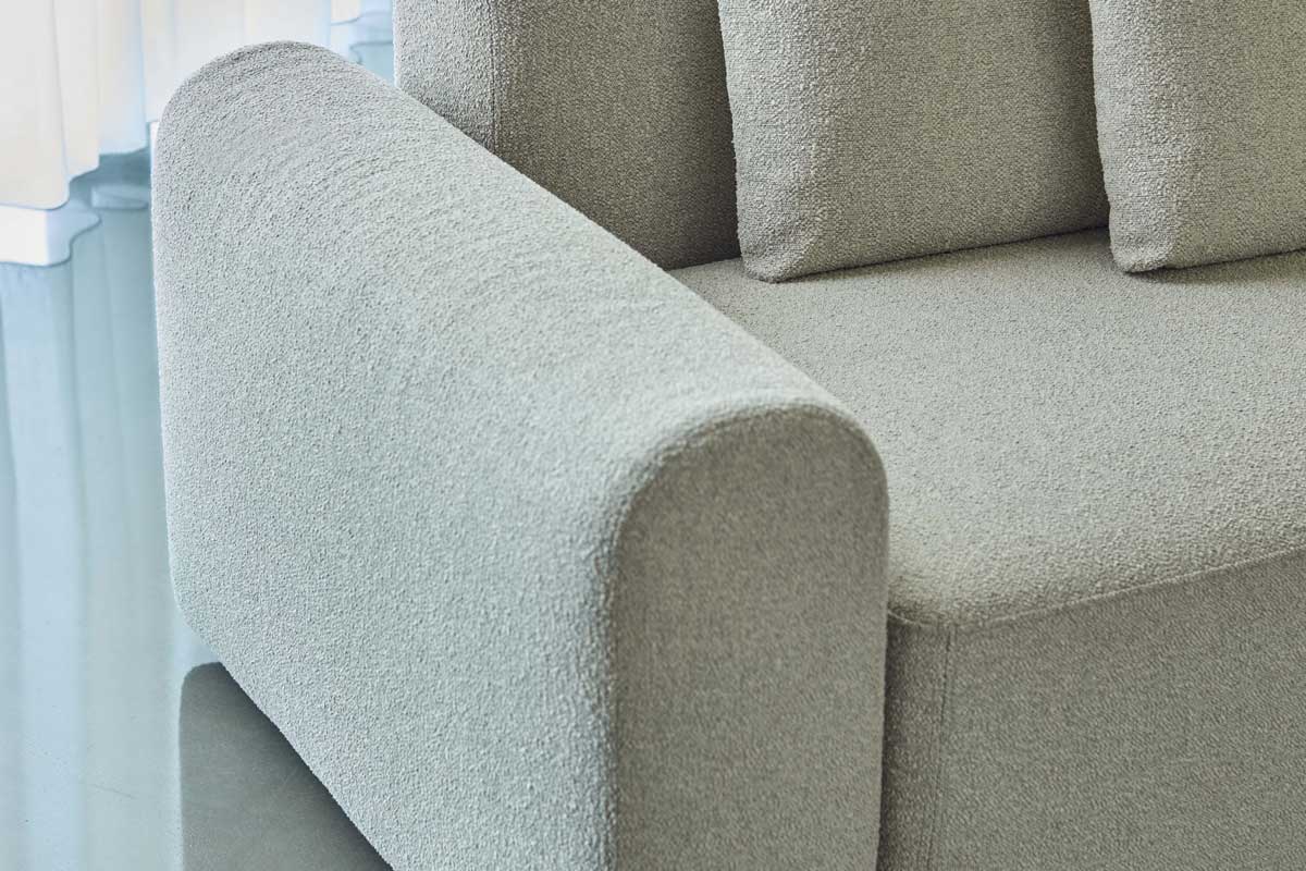 Detajl zaobljenega rokonaslona in hrbtnih blazin Rund v tkanini Bouclé 539 Beige